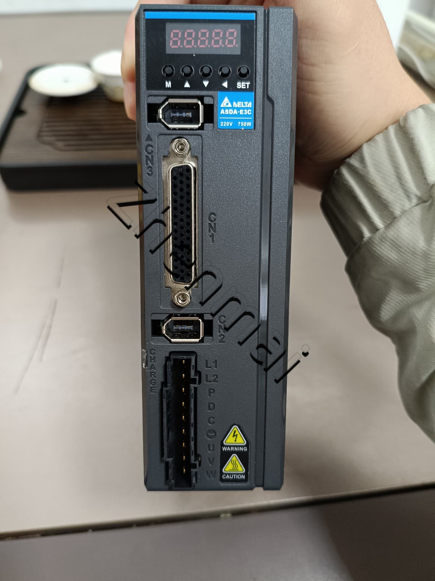 100% zbrusu nový originální a originální Delta ASD-E3-0721-L Frekvenční měniče Pohon Servo Motor