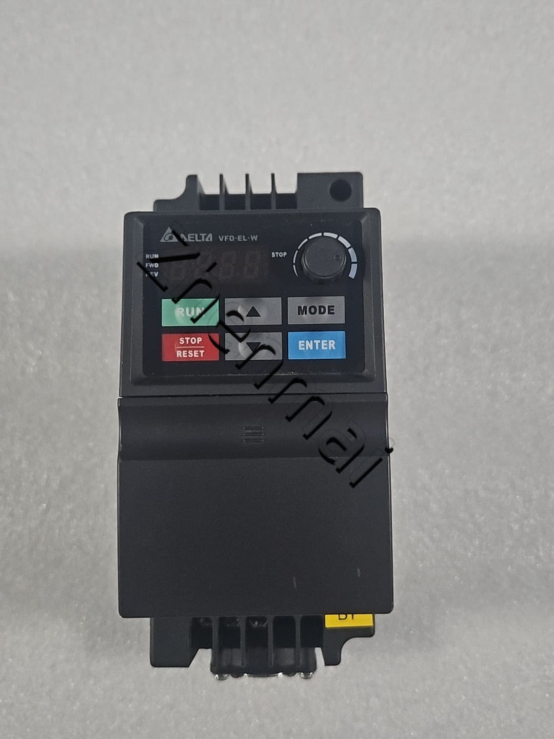 100% zbrusu nový originální a originální Delta VFD015EL43W Frekvenční měniče Pohon Servo Motor