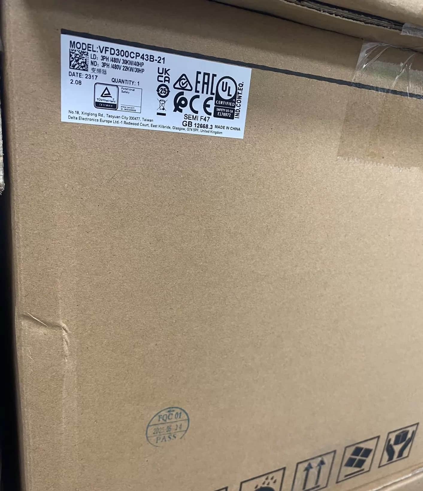 100% zbrusu nový, originální a originální Delta VFD300CP43B-21 380V30KW Frekvenční měniče Pohon Servo Motor