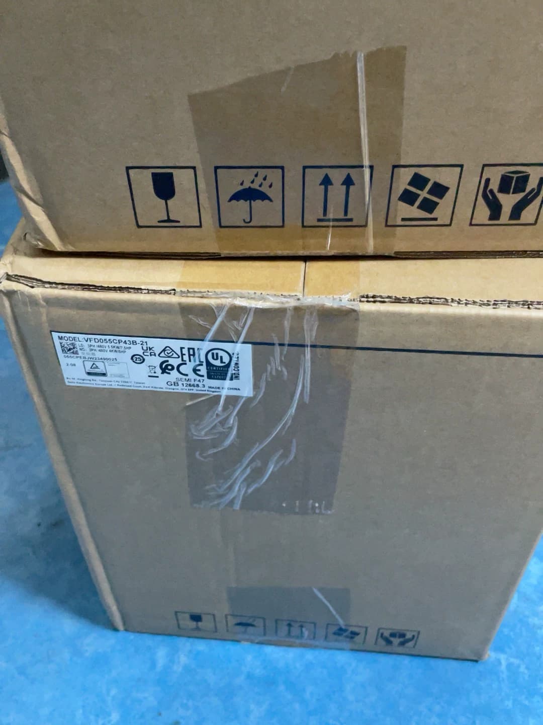 100% zbrusu nový, originální a originální DeltaVFD055CP43B-21 380V 5,5KW Frekvenční měniče Pohon Servo Motor