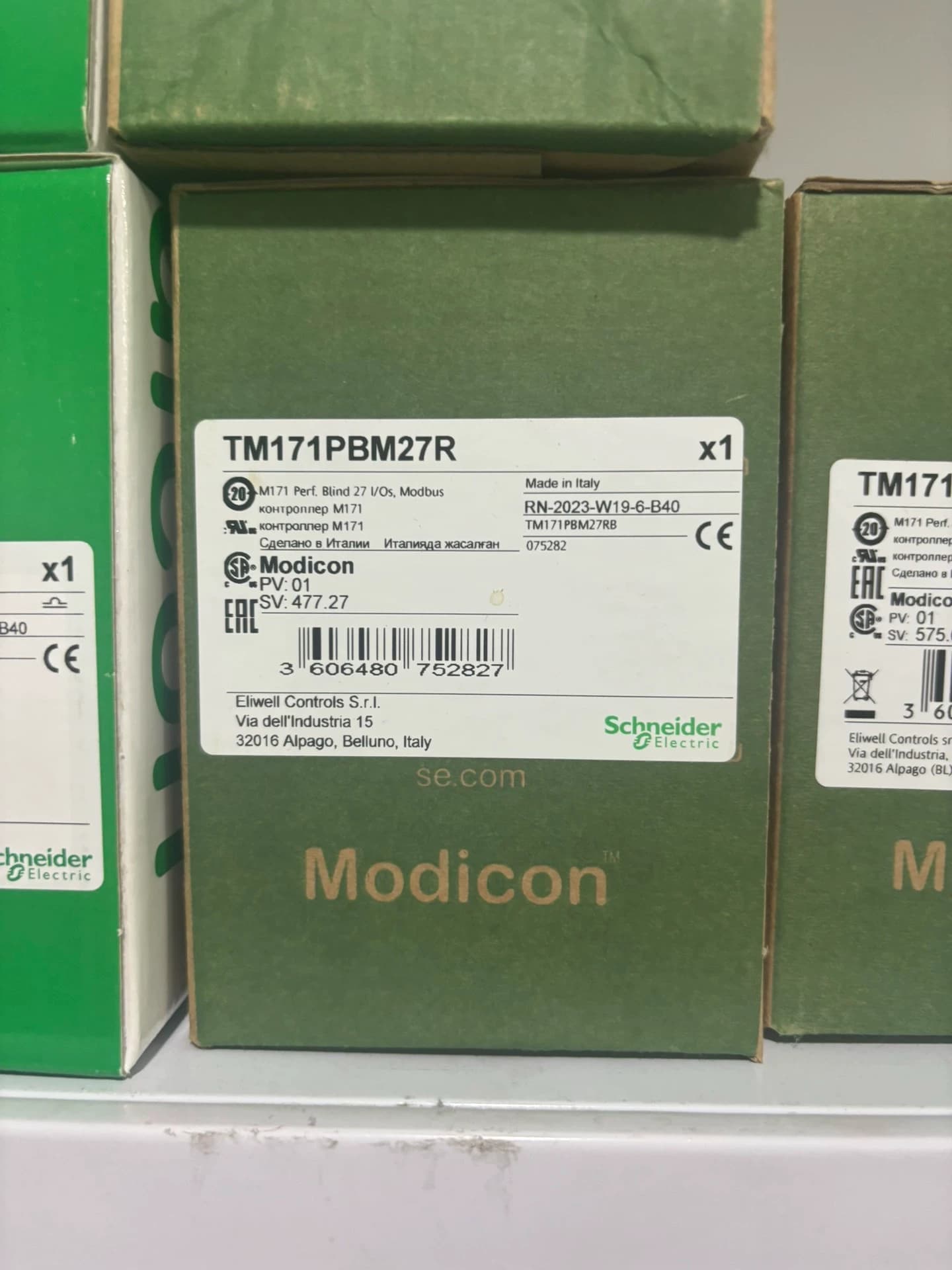 100% zbrusu nový, originální a originální Schneider TM171PBM27R Frekvenční měniče, jističe, stykače, ochranná zařízení