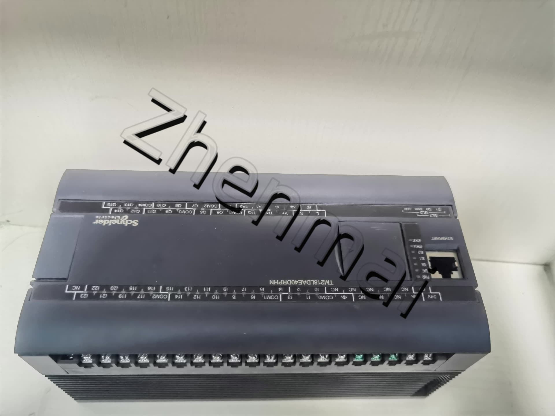 100% zbrusu nový, originální a originální Schneider TM218LDAE40DRPHN Frekvenční měniče, jističe, stykače, ochranná zařízení