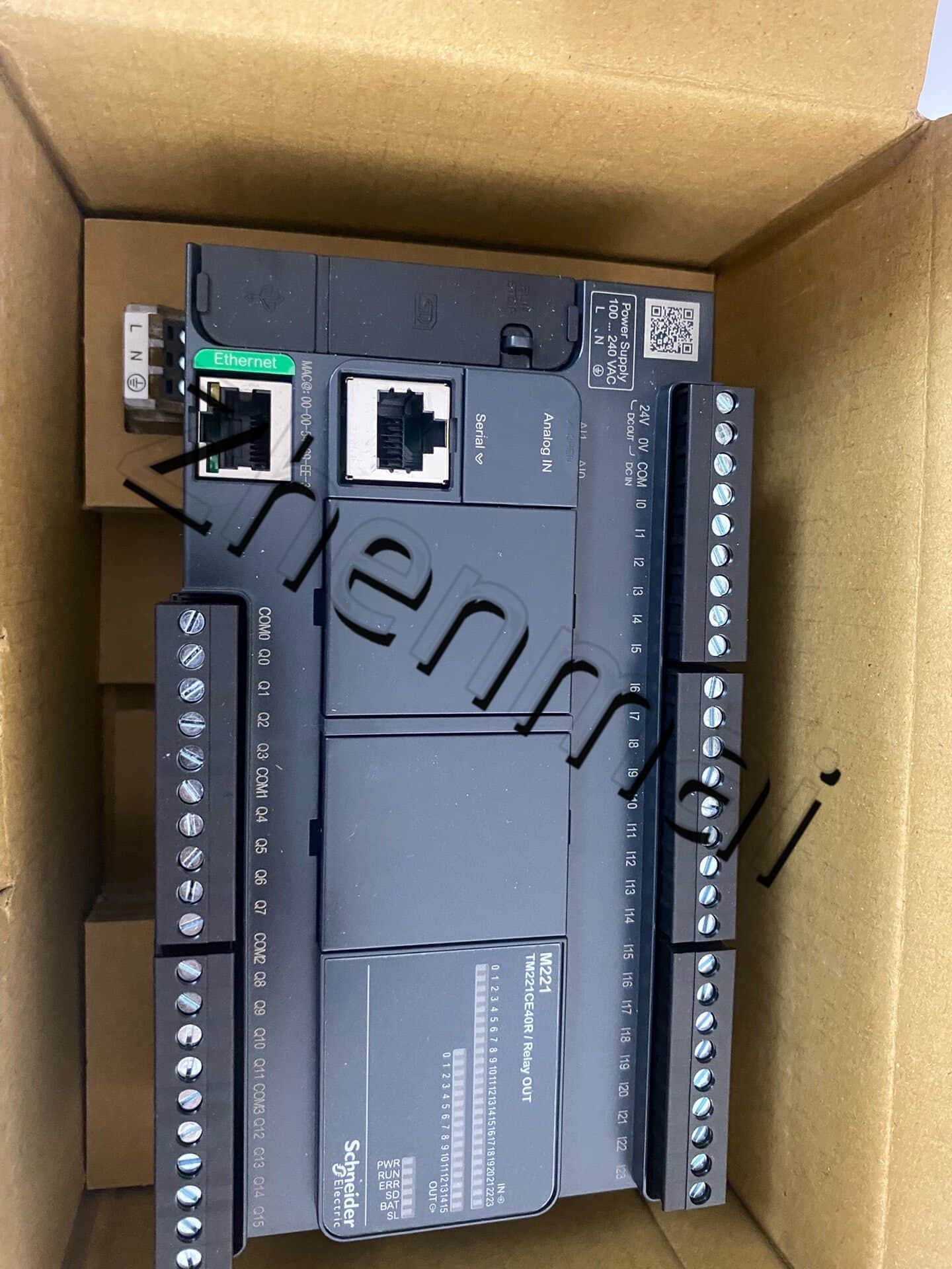 100% zbrusu nový, originální a originální Schneider TM221CE40T Frekvenční měniče, jističe, stykače, ochranná zařízení