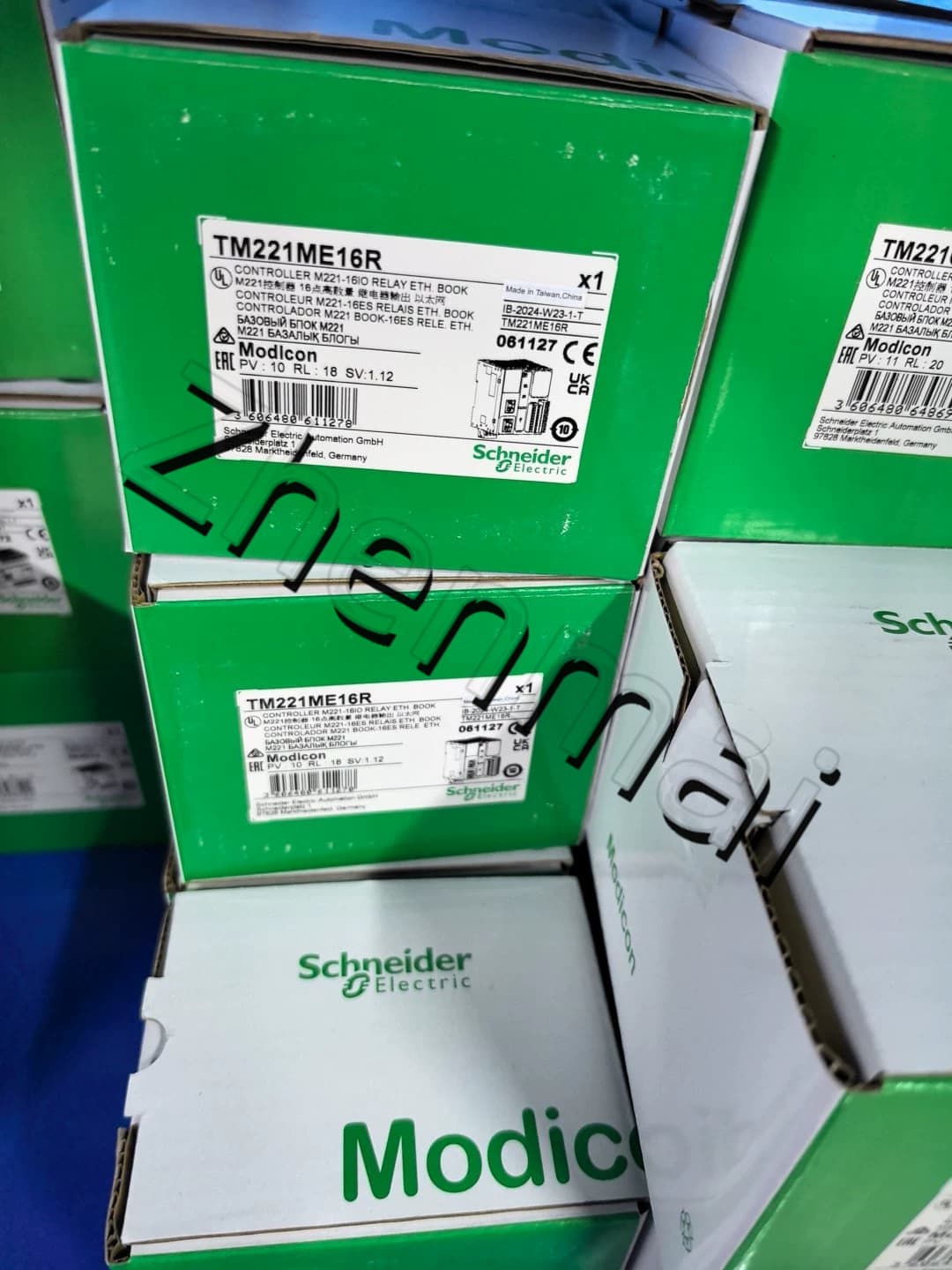 100% zbrusu nový, originální a originální Schneider TM221ME16R Frekvenční měniče, jističe, stykače, ochranná zařízení