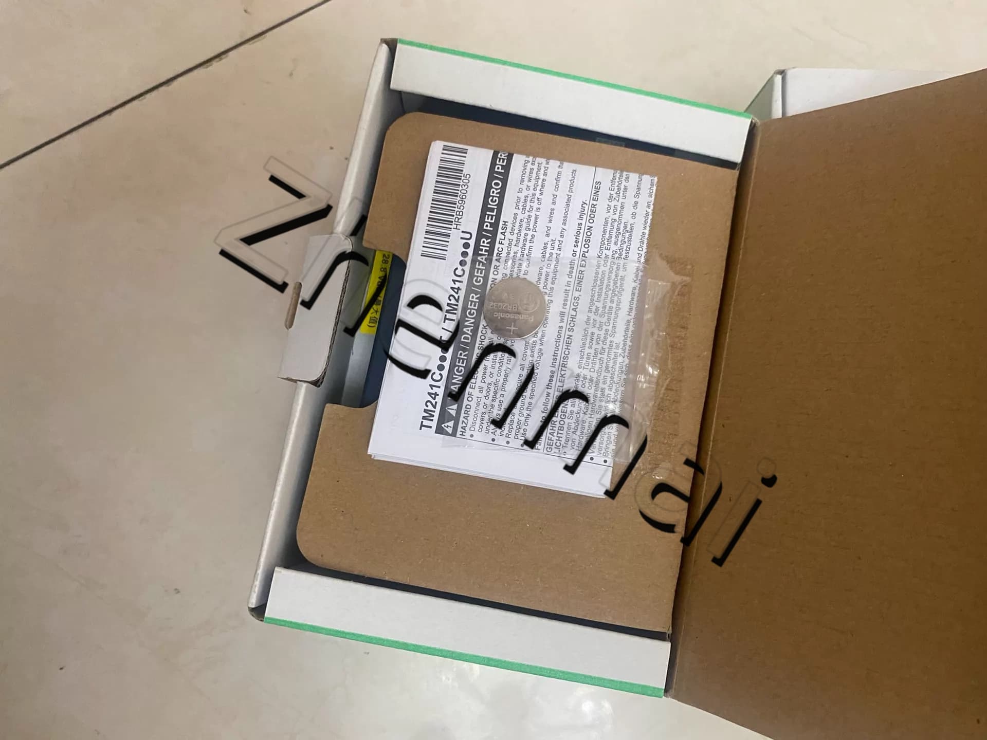 100% zbrusu nový, originální a originální Schneider TM241C24R Frekvenční měniče, jističe, stykače, ochranná zařízení