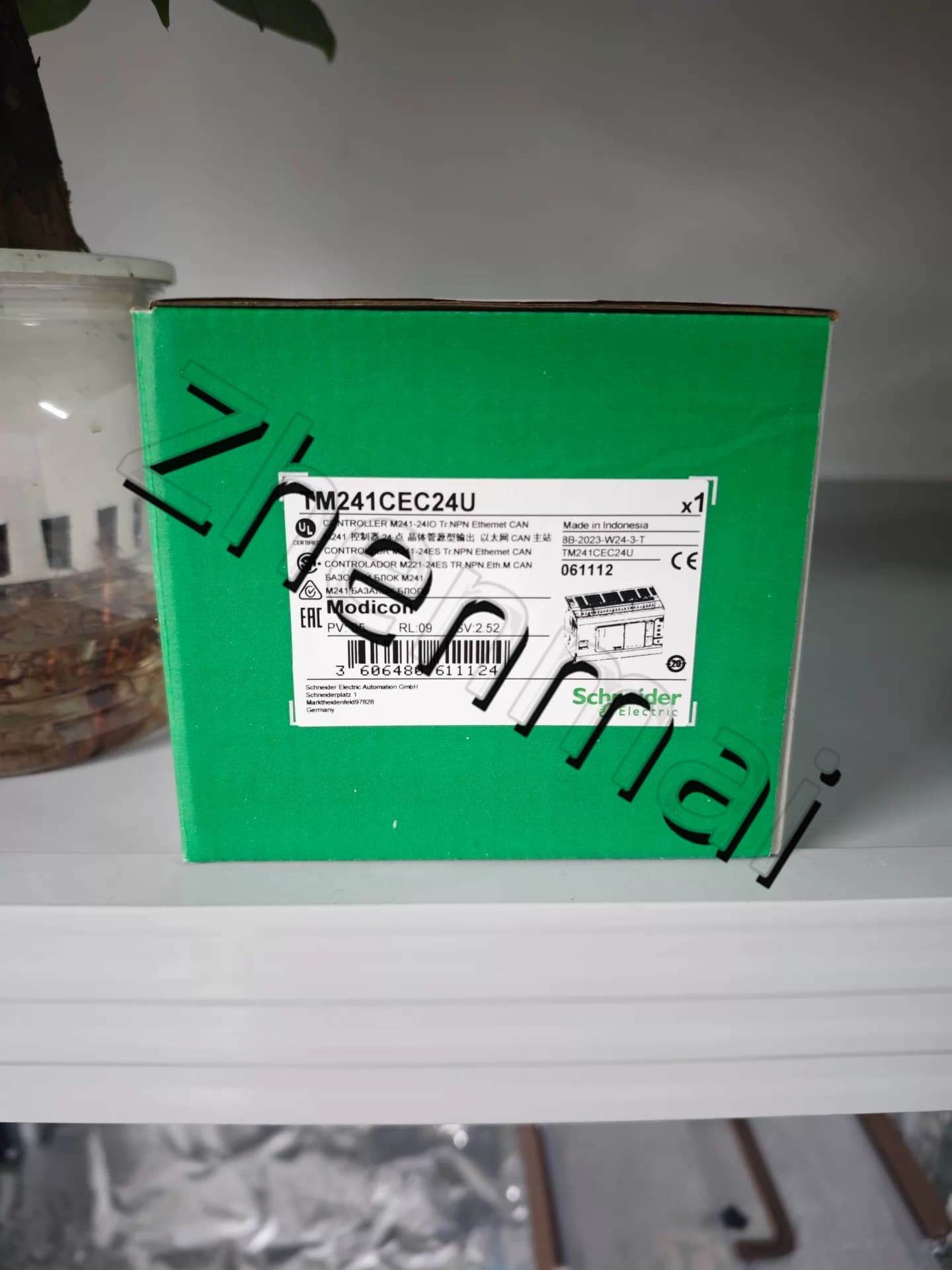 100% zbrusu nový, originální a originální Schneider TM241CEC24U Frekvenční měniče, jističe, stykače, ochranná zařízení