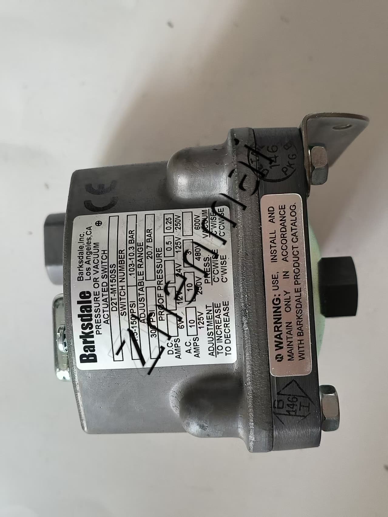 Zcela nový originál Barksdale 0401-388 D2T-M150SS Tlakový senzor Hladinový spínač Průtokový spínač Tlakový spínač Rychlé dodání