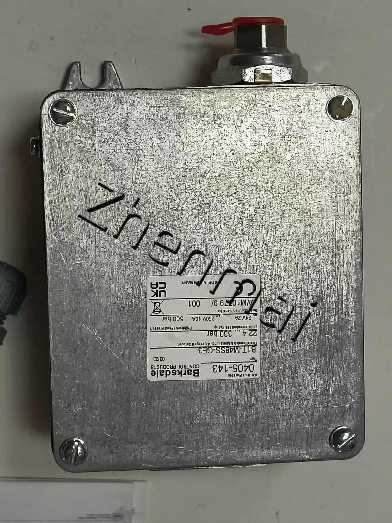 Zcela nový originál Barksdale B1T-M48SS-GE3 0405-143 Tlakový senzor Hladinový spínač Průtokový spínač Tlakový spínač Rychlé dodání