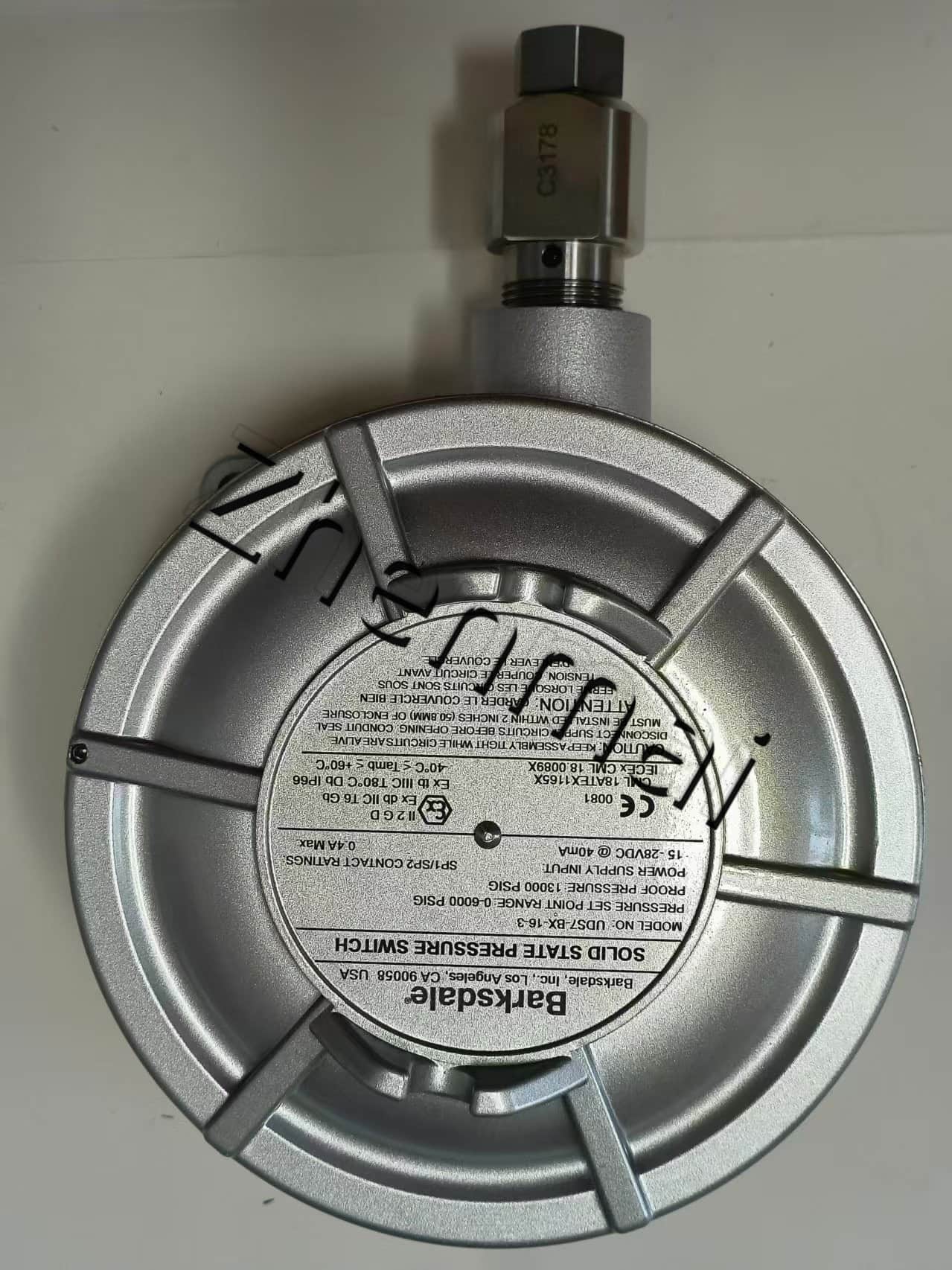 Zcela nový originál Barksdale UDS7-BX-16-3 0427U002 Tlakový senzor Hladinový spínač Průtokový spínač Tlakový spínač Rychlé dodání