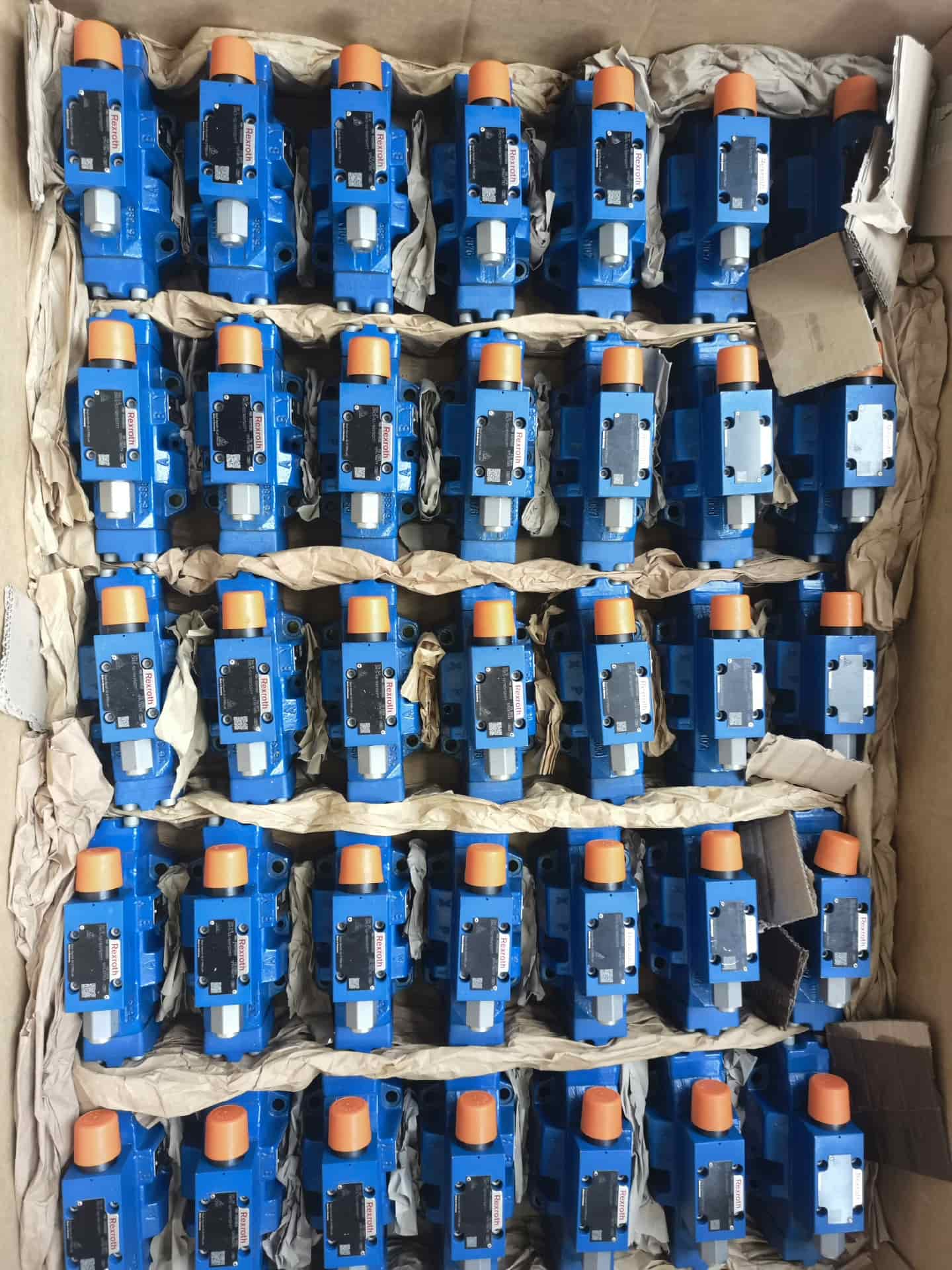 Zcela nový originální servopohon Bosch Rexroth Redukční ventil tlaku 4WREE10E75-2X/G24K31/F1V servomotor Rychlé dodání