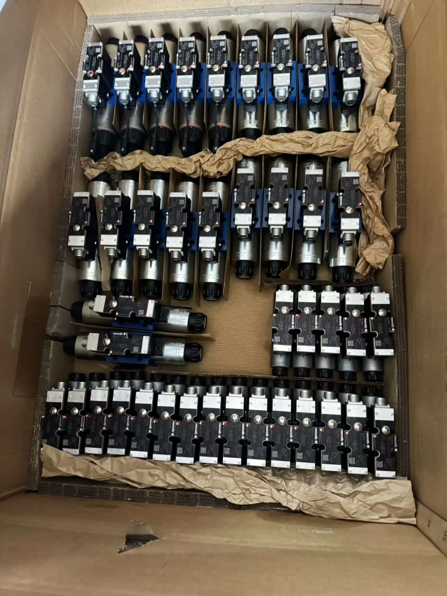 Zcela nový originální servopohon Bosch Rexroth Proporcionální ventil 4WRZE10W9-85-7X/6EG24N9ETK31/F1D3M Rychlá dodávka