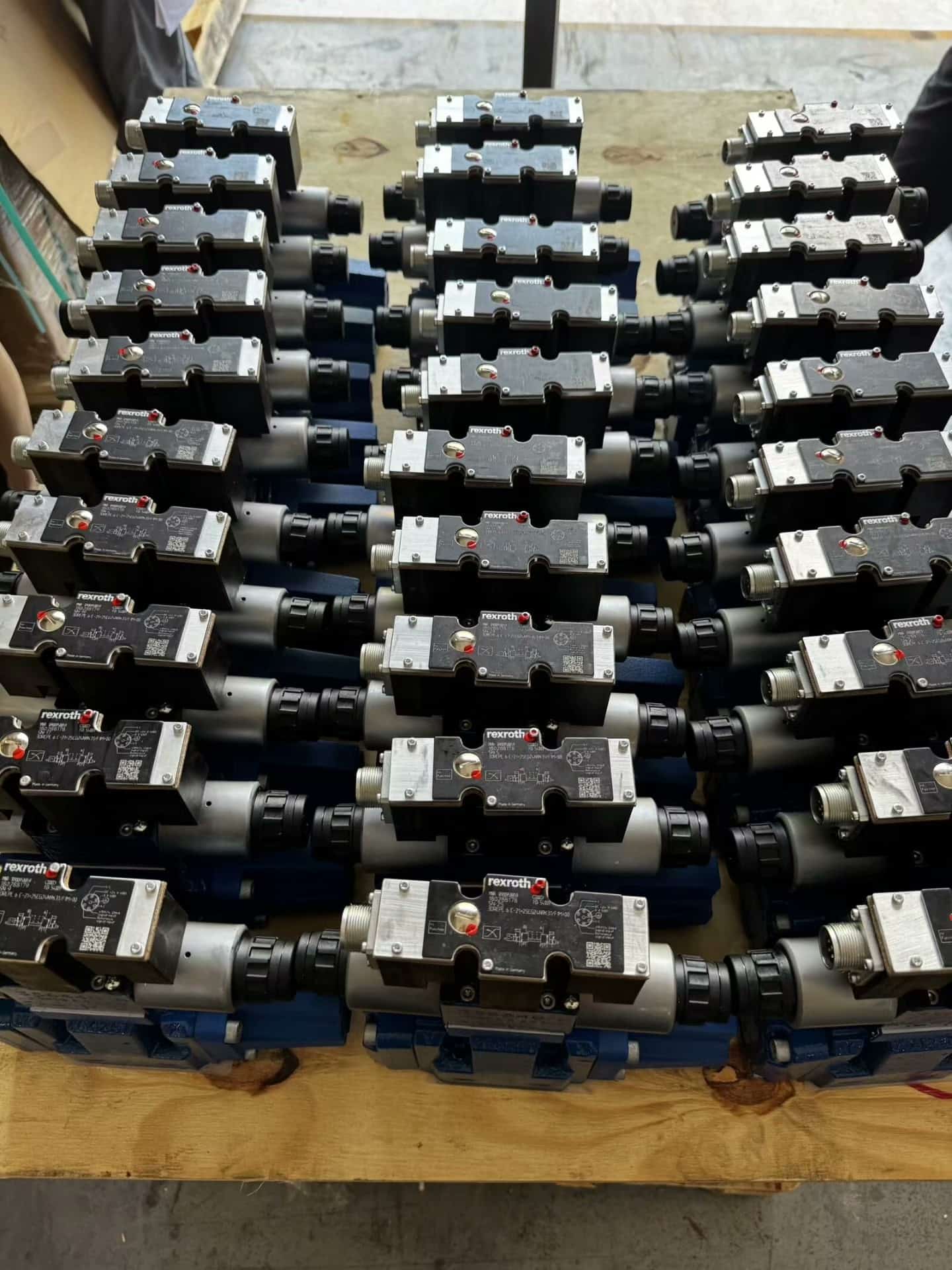 Zcela nový originální servopohon Bosch Rexroth Proporcionální ventil 4WRZE25W6-325-7X/6EG24N9K31/F1D3M Rychlá dodávka