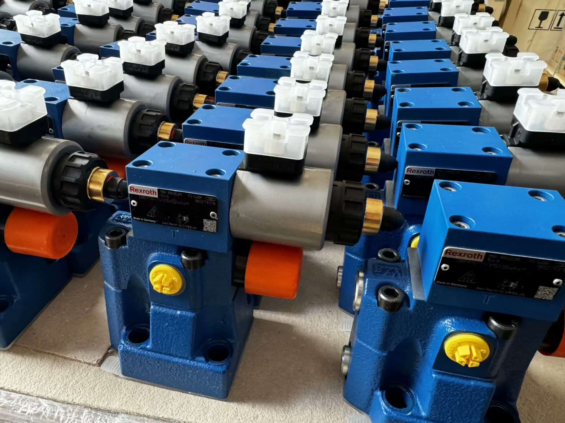 Zcela nový originální servopohon Bosch Rexroth Proporcionální ventil M-3SEW6U3X/630MG24N9K4 Servomotor Rychlé dodání