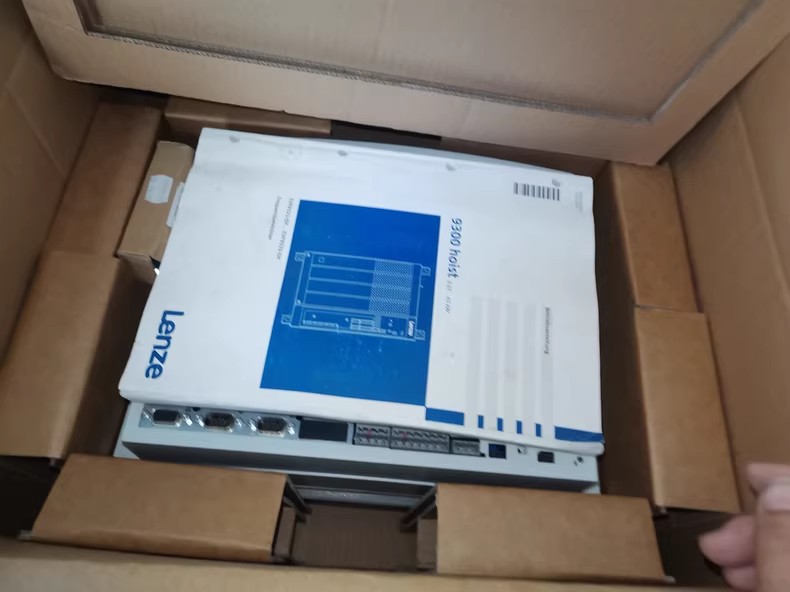 Originální nový průmyslový I/O modul Lenze EVS9326-EV Rychlá dodávka FedEx DHL